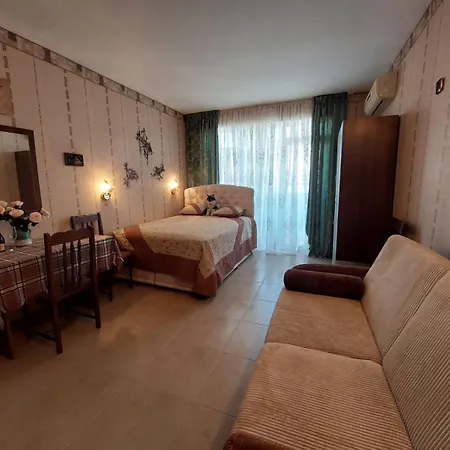 студия в центре солнечного берега Apartment *